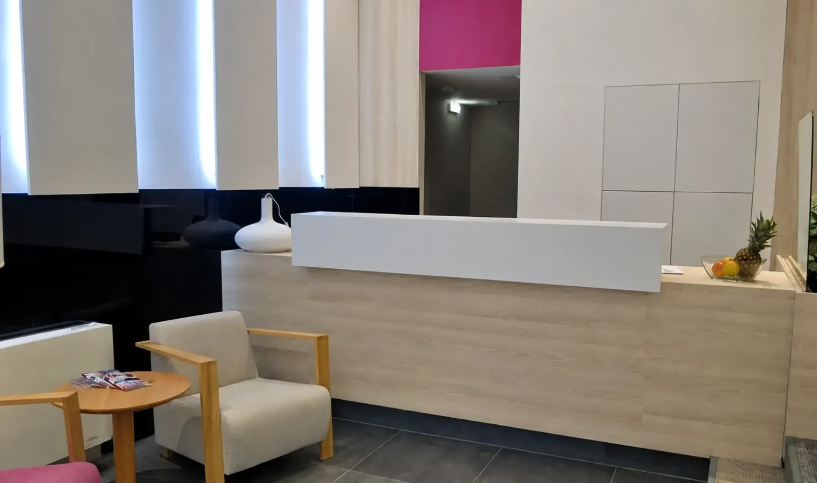 Hotel Cosmopolit reception desk and lobby seating